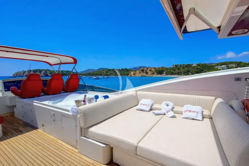 GEMINIS - Flybridge with jacuzzi