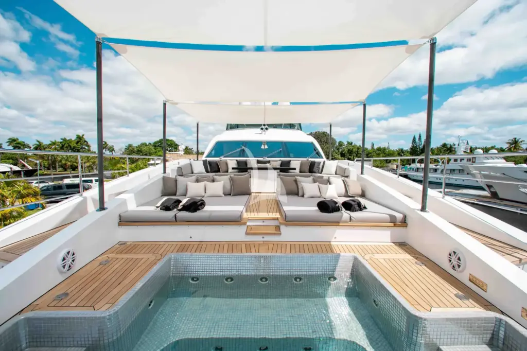EMINA - Forward Deck Jacuzzi