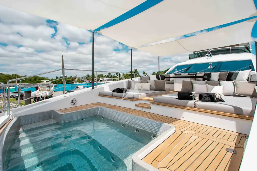 EMINA - Forward Deck Jacuzzi