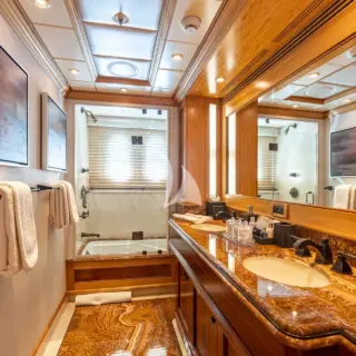 King en-suite bath