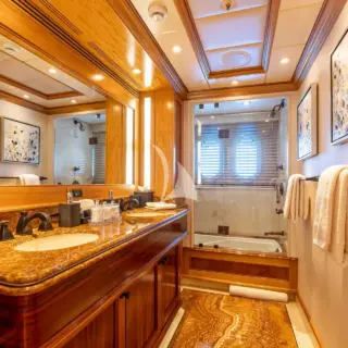 King en-suite bath