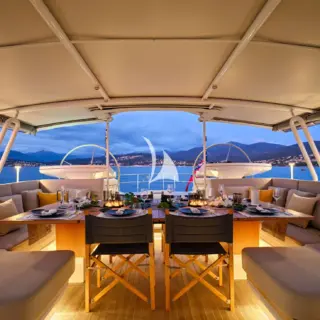 Cockpit dining