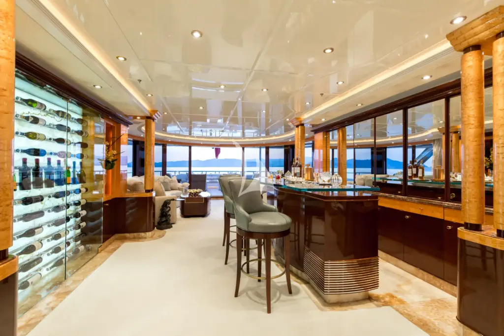 LUCKY LADY - Main Salon Bar