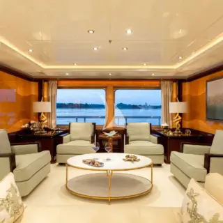Main Salon forward