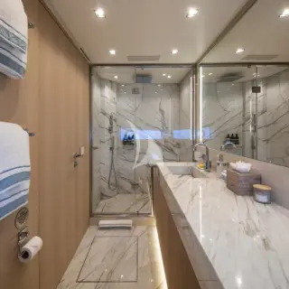 Guest cabin shower room en suite