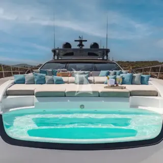 Foredeck jacuzzi
