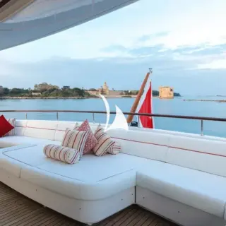 Upper deck
