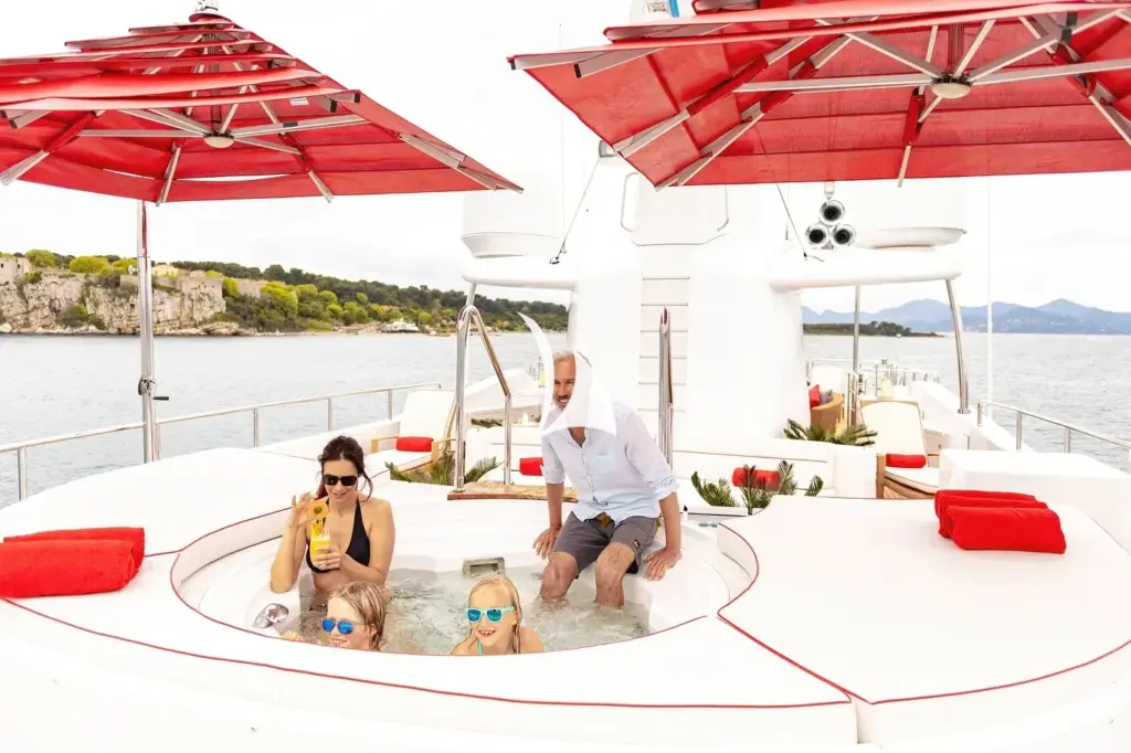 EMOTION² - Sun deck jacuzzi