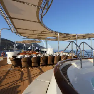 SUNDECK DINING AND JACUZZI
