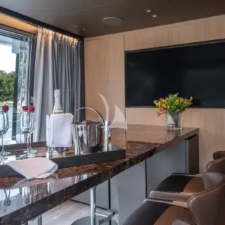 Upper deck bar