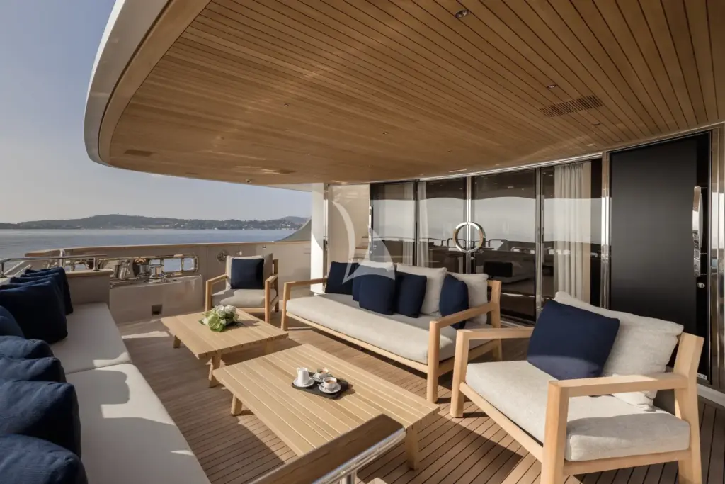 LES BRUXELLOIS - Main deck aft