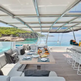 ABOVE & BEYOND - Fly bridge