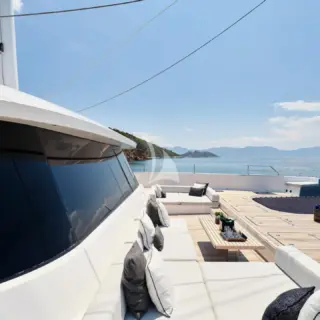 ABOVE & BEYOND - Fore deck seating area