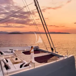 ABOVE & BEYOND - Fore deck seating area