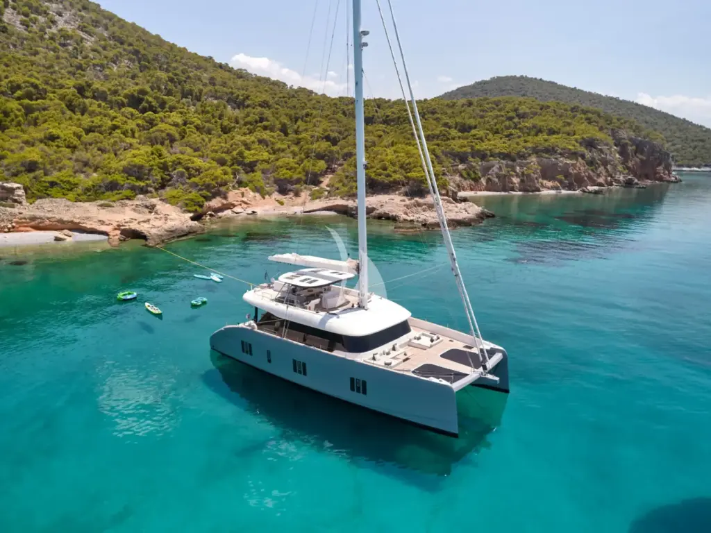 ABOVE & BEYOND - Exterior photo