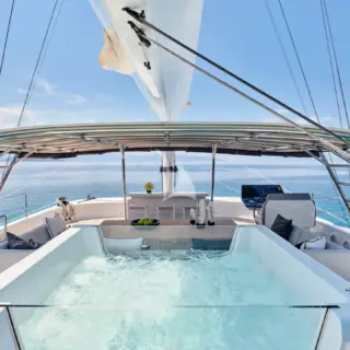 ABOVE & BEYOND - Fly bridge jacuzzi