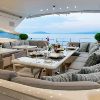 Open salon & dining