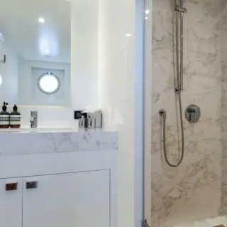 Twin stateroom en suite with shower