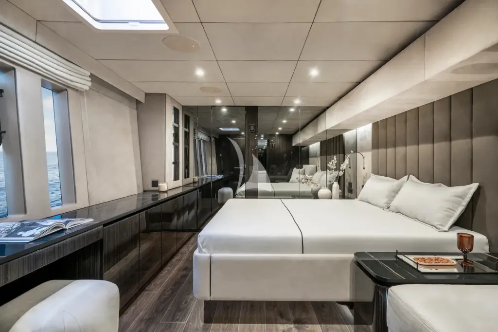 GREYB - Master stateroom