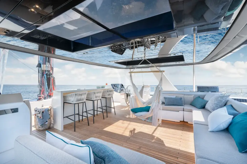 GREYB - Flybridge seating and bar