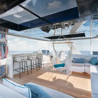 Flybridge seating and bar