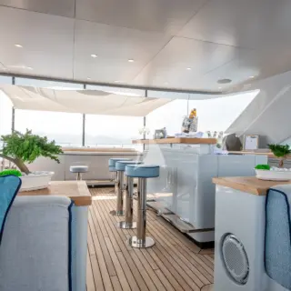 Sun deck bar and lounge