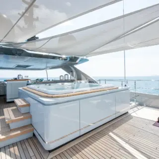 Sundeck jacuzzi