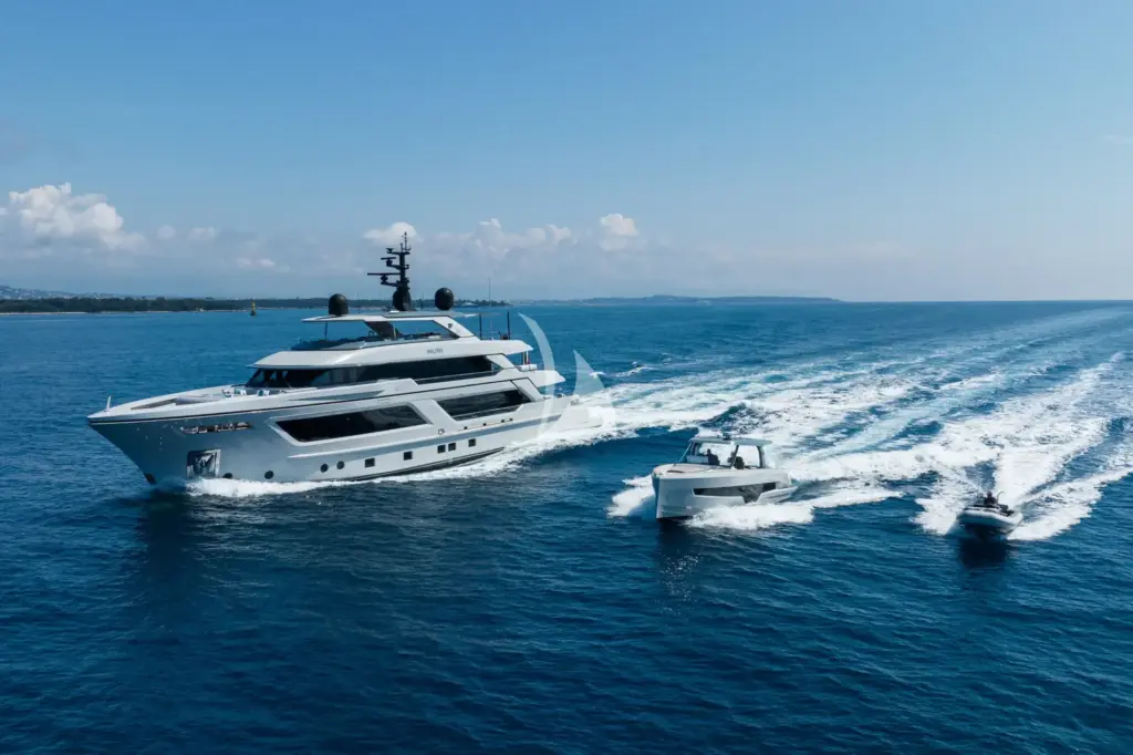 NURI - Running with tender and toys