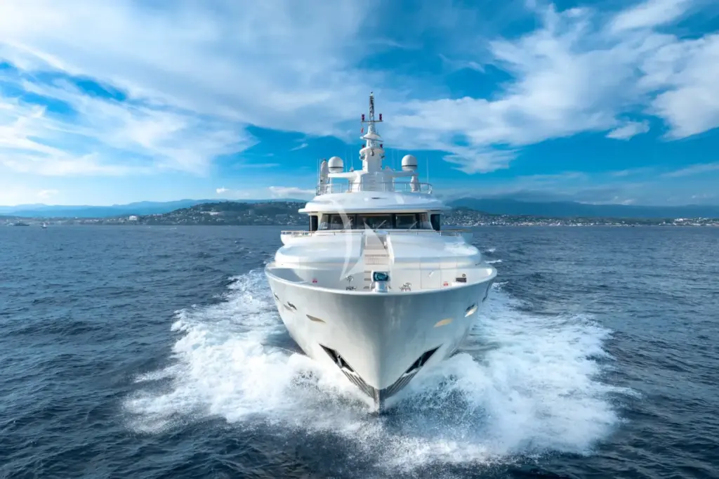 O'LION - Criusing from front