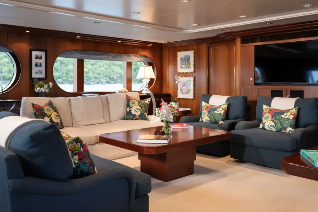 NEVER ENOUGH - Main Salon