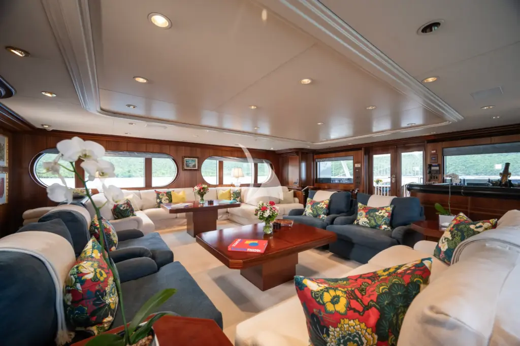 NEVER ENOUGH - Main Salon