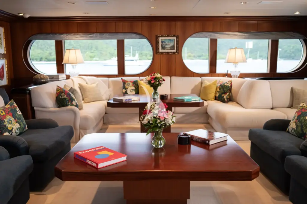 NEVER ENOUGH - Main Salon