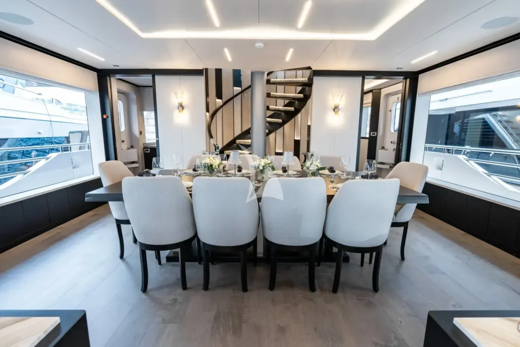 ROMEO FOXTROT - Main Salon Dining