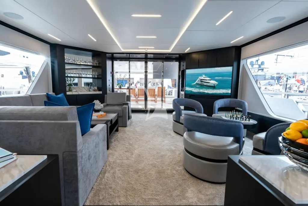 ROMEO FOXTROT - Main Salon