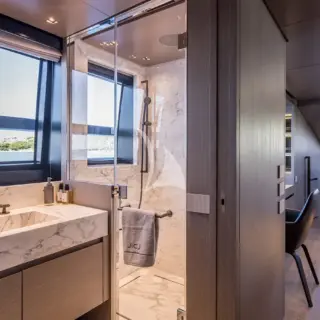Primary Stateroom - En Suite Bathroom
