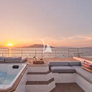 ALENA - Front deck and jaccuzi