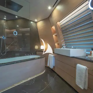 Hers en suite bathroom