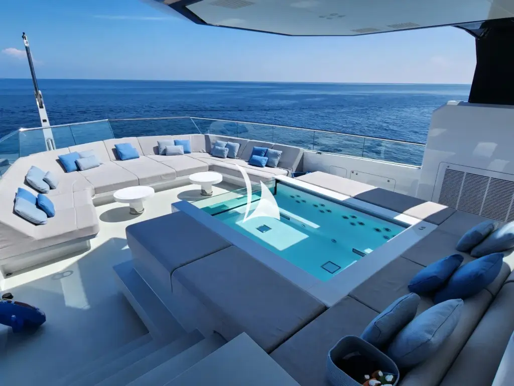 WANDERLUST - Sun deck jacuzzi