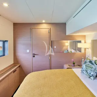 Mid ship cabin