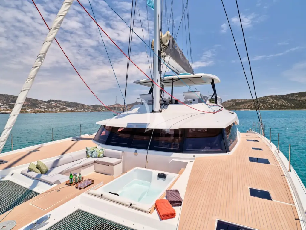 PIXIE - Fore deck seating area and Jacuzzi