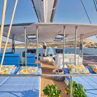 Flybridge sunbathing beds