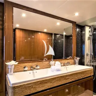 Master ensuite 2