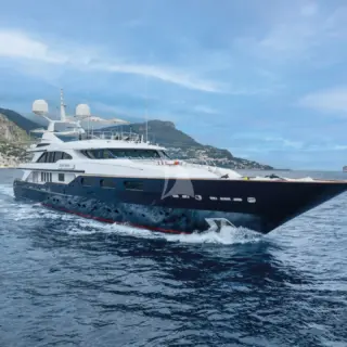 COME PRIMA underway