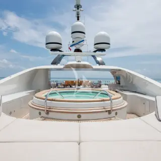 Sundeck jacuzzi