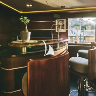 Main deck bar