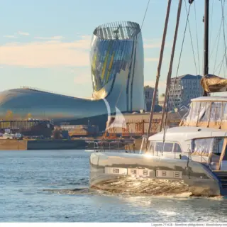 KAJIKIA sailing in front of the City of wines in Bordeaux
