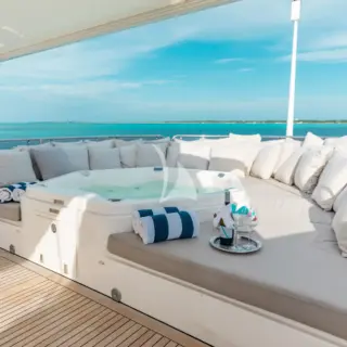 Sundeck jacuzzi