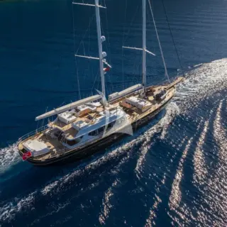 Cruising with chase boat