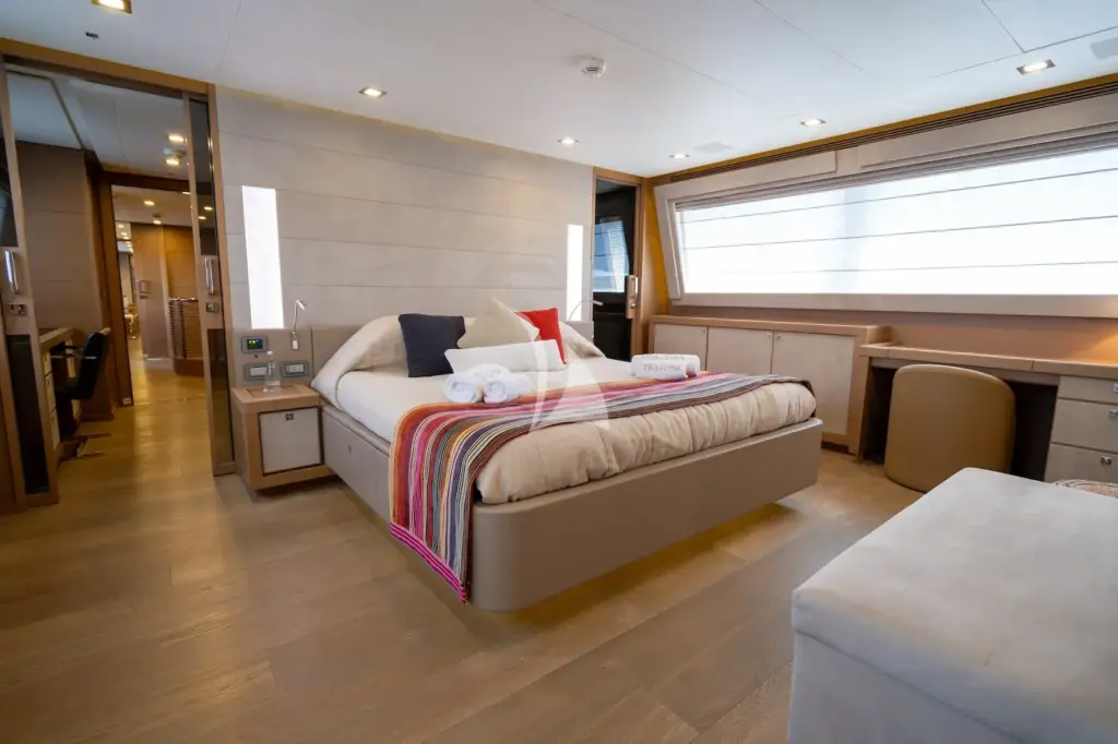 THALYSSA - Full beam master stateroom