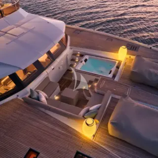 Jacuzzi by night